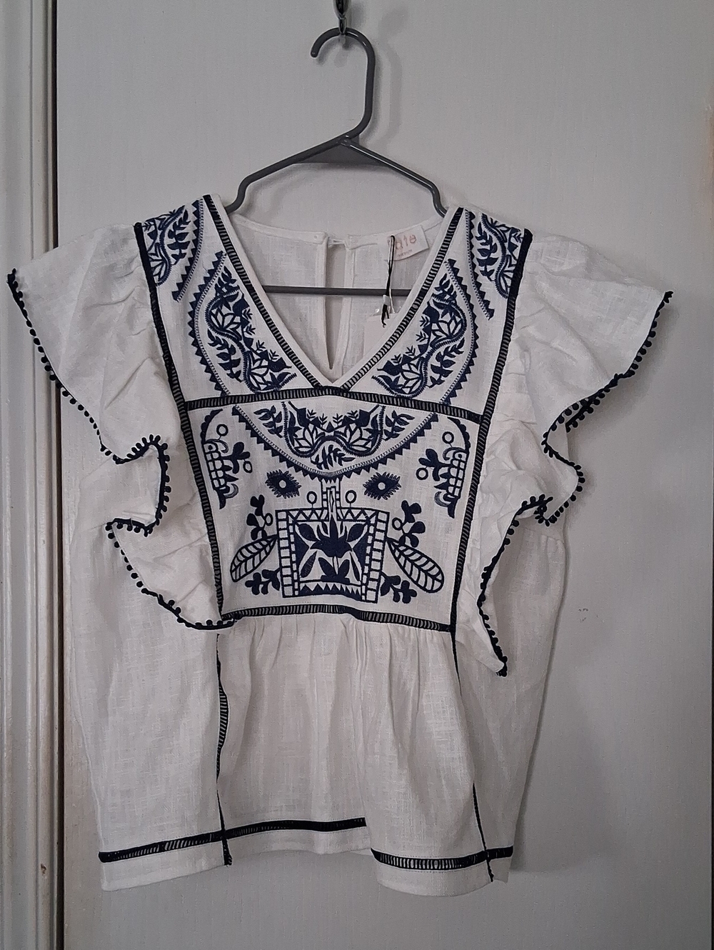 Avara Fate "Mildred" White V-neck Sleeveless Top with Navy Blue Embroidery Sz M